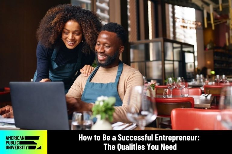 how-to-be-a-successful-entrepreneur successful entrepreneurs looking at laptop